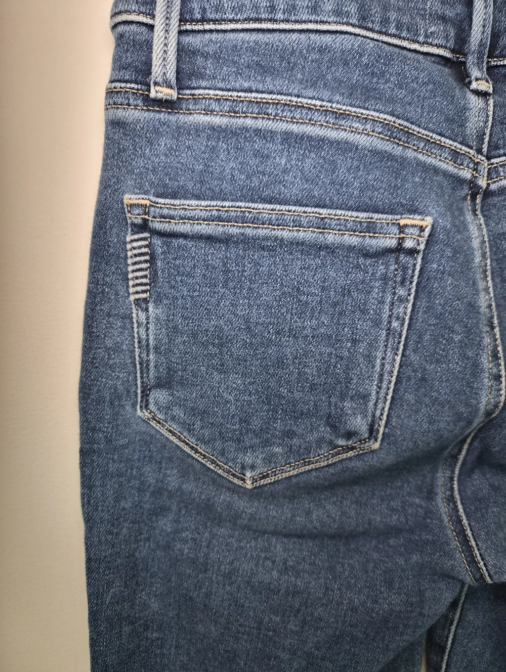 EUC PAIGE Cindy Crop in Imperial Tuned Hem 25